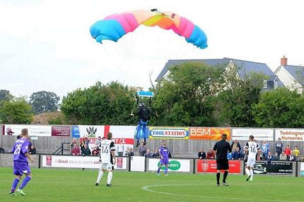 Ένας αλεξιπτωτιστής στο γήπεδο