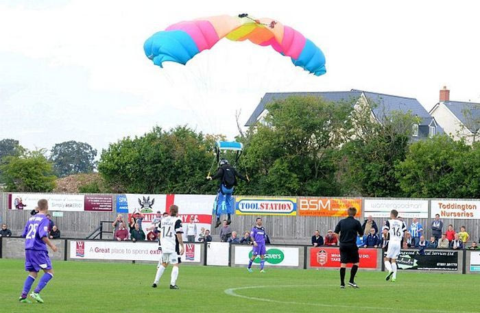 Ένας αλεξιπτωτιστής στο γήπεδο