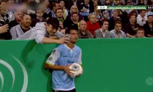 Η selfie φωτογραφία φιλάθλου με παίκτη εν ώρα αγώνα