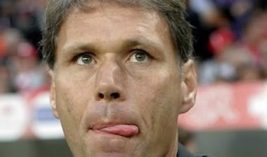 Φαν Μπάστεν από το καλοκαίρι στον Αγιαξ