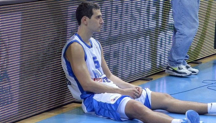 Ζήσης: “Με την πλάτη στον τοίχο”