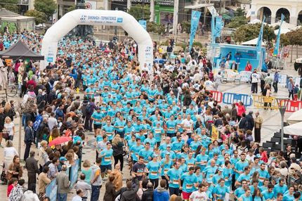 2500 δρομείς “πλημμύρισαν” το κέντρο της Πάτρας παρά τη βροχή