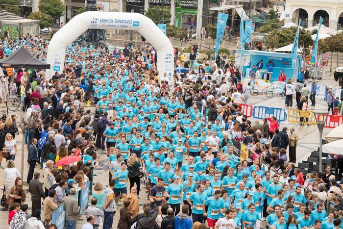 2500 δρομείς “πλημμύρισαν” το κέντρο της Πάτρας παρά τη βροχή