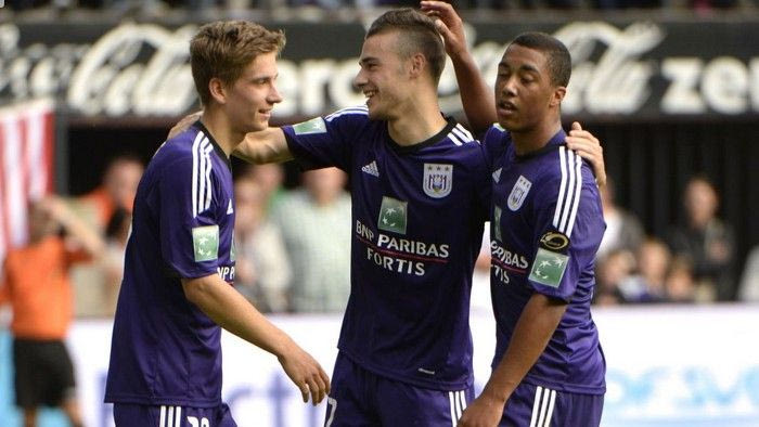 Άντερλεχτ: Άμυνα που τρώει γκολ και επίθεση που τα βάζει