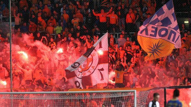 Τιμωρία στο ΑΠΟΕΛ για τα λέιζερ, το πανό και τις κροτίδες