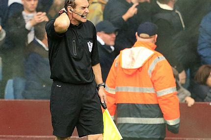 Καπνογόνο χτύπησε βοηθό διαιτητή στο Άστον Βίλα – Τότεναμ