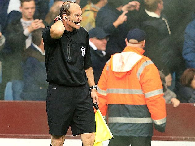 Καπνογόνο χτύπησε βοηθό διαιτητή στο Άστον Βίλα – Τότεναμ