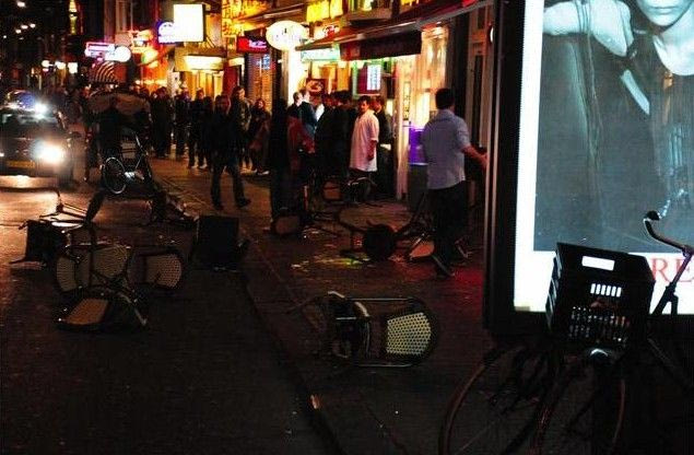 Τα “έσπασαν” σε παμπ του Αμστερνταμ