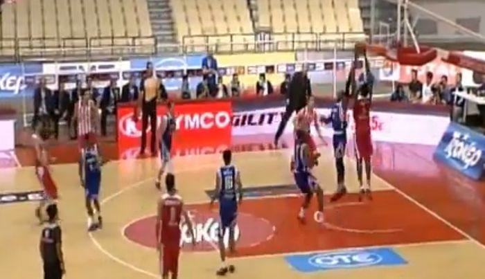 Ο Ντάνστον δοκιμάζει τις αντοχές της μπασκέτας