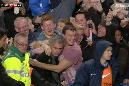 Ο τυχερός οπαδός που αγκάλιασε τον Μουρίνιο