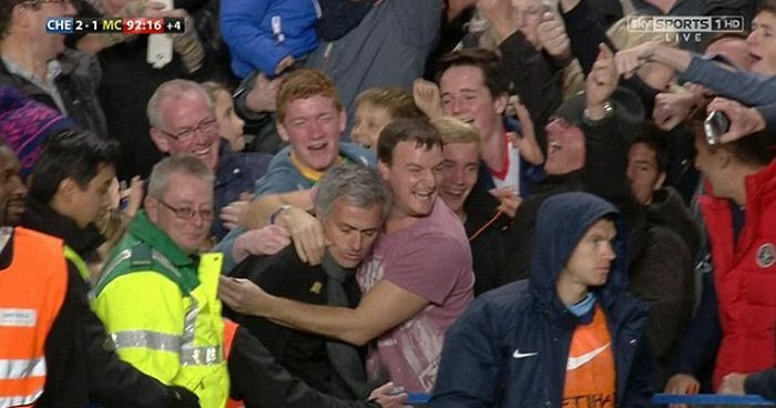 Ο τυχερός οπαδός που αγκάλιασε τον Μουρίνιο