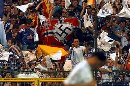“Καμπάνα” για ναζιστικό πανό