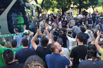 Αποθέωση με… σκούπες πριν από το ΣΕΦ