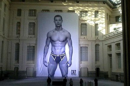Ημίγυμνος, για τις ανάγκες διαφήμισης, στο δημαρχείο της Μαδρίτης ο Ρονάλντο