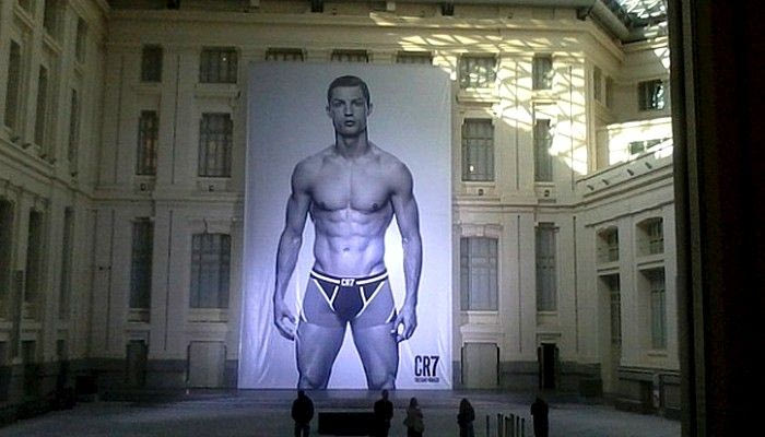 Ημίγυμνος, για τις ανάγκες διαφήμισης, στο δημαρχείο της Μαδρίτης ο Ρονάλντο