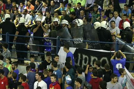 Ένταση στο κλειστό