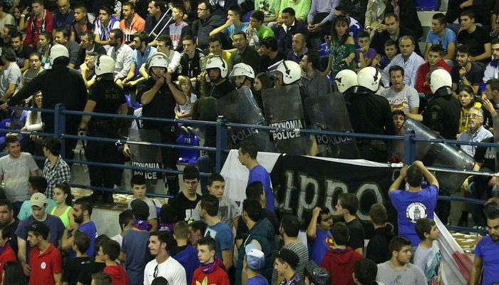 Ένταση στο κλειστό