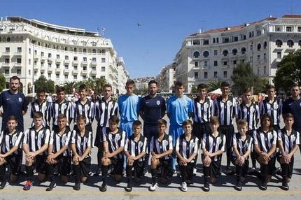Επενδύει χρήματα στις Ακαδημίες