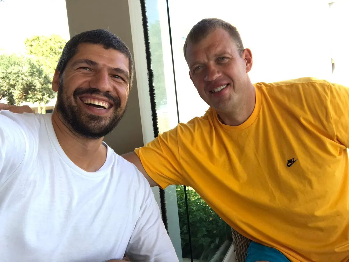 Βρείτε ποιος είναι δίπλα στον Λάζαρο Παπαδόπουλο