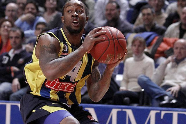 Το buzzer beater του Μακάλεμπ