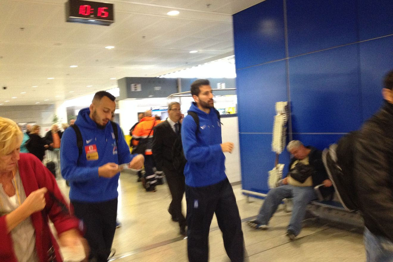 Αναχώρηση με αγκαλιές, φιλιά, φωτογραφίες και συγχαρητήρια από Δώνη