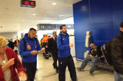 Αναχώρηση με αγκαλιές, φιλιά, φωτογραφίες και συγχαρητήρια από Δώνη