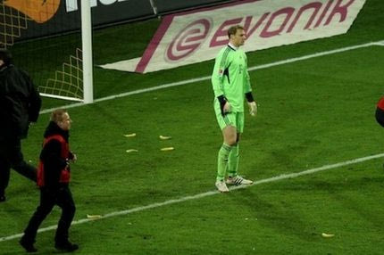 Οπαδοί της Ντόρτμουντ πετούν μπανάνες στον Νόιερ