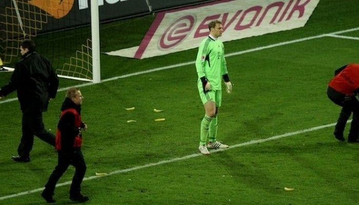 Οπαδοί της Ντόρτμουντ πετούν μπανάνες στον Νόιερ