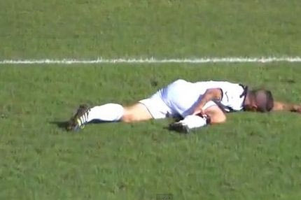 Υποδύθηκαν τους τραυματίες για να γλιτώσουν από την οργή των οπαδών!