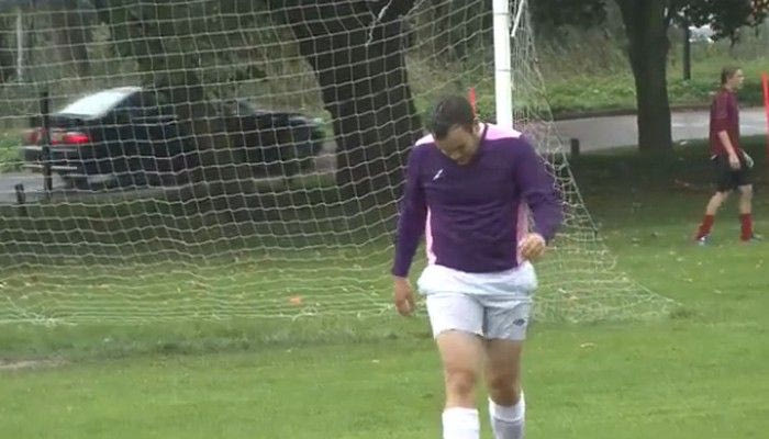 Έβαλε αυτογκόλ και έφυγε από το γήπεδο!