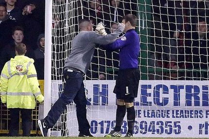 Οπαδός της Σουίντον γρονθοκοπεί αντίπαλο γκολκίπερ!