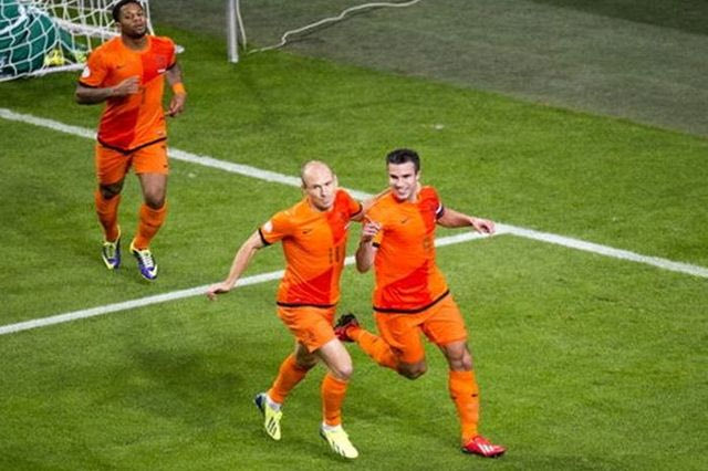 Με Φαν Πέρσι – Ρόμπεν, χωρίς Σνάιντερ – Χούντελαρ η Ολλανδία