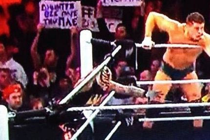 Μήνυμα υπέρ Γιαννακόπουλου σε αγώνα WWE