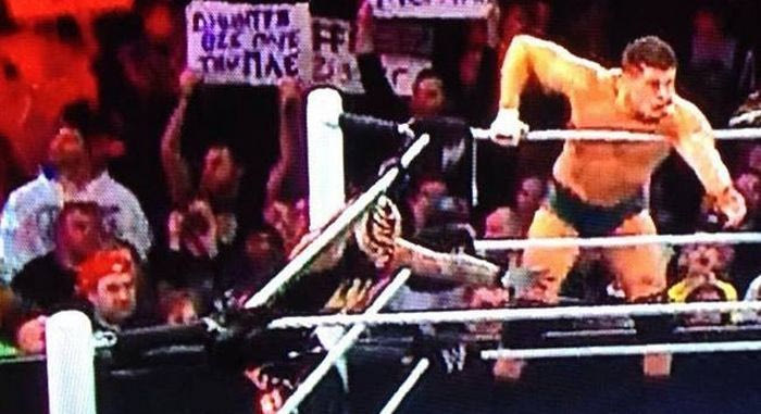 Μήνυμα υπέρ Γιαννακόπουλου σε αγώνα WWE