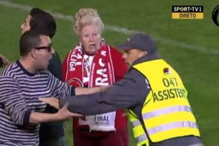 Η πιο ηλικιωμένη εισβολέας σε γήπεδο