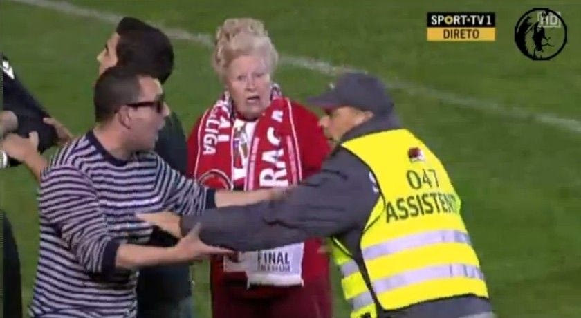 Η πιο ηλικιωμένη εισβολέας σε γήπεδο