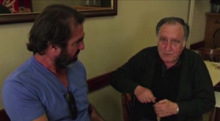 Ο Καντονά συζητά σε καφενείο για την κρίση