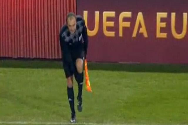 Ζήτησε αλλαγή… ο βοηθός διαιτητή