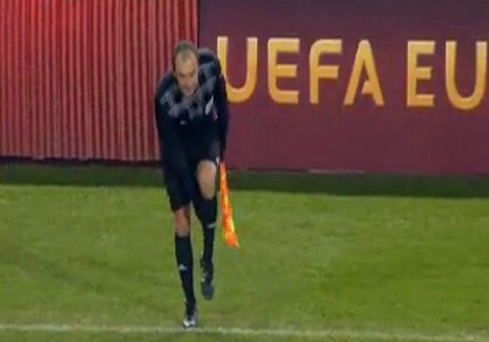 Ζήτησε αλλαγή… ο βοηθός διαιτητή