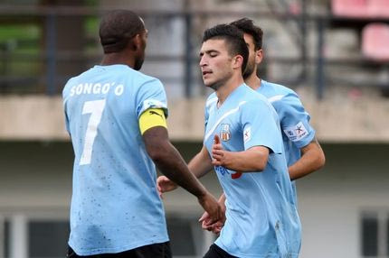 Μπαράζ αποχωρήσεων