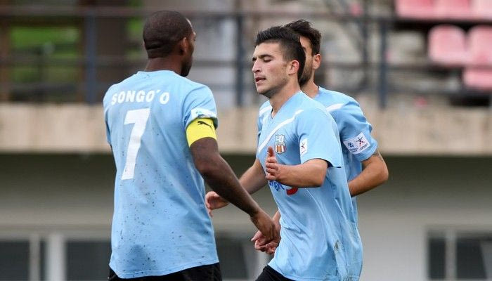 Μπαράζ αποχωρήσεων