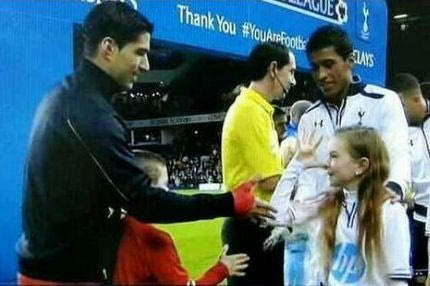 Το κοριτσάκι που κορόιδεψε τον Σουάρες