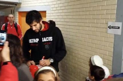 Χαμός έξω από τα αποδυτήρια του Ολυμπιακού