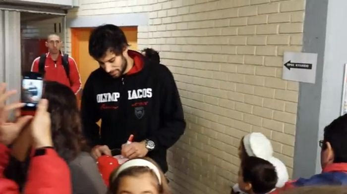 Χαμός έξω από τα αποδυτήρια του Ολυμπιακού