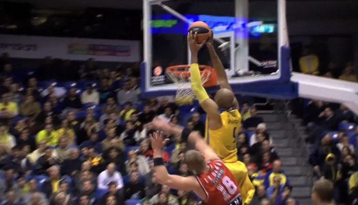 Εντυπωσιακό κάρφωμα ο Τάιους