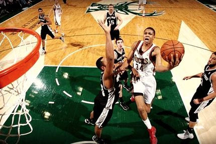 Γεμάτο Αντετοκούνμπο στο Top-10 των Bucks (VIDEO)