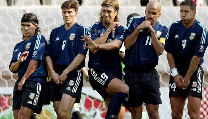 Δεν υπάρχουν gay στις ομάδες σας;