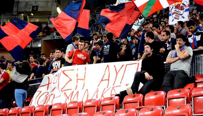 Tο πανό των Βάσκων για τη “Χρυσή Αυγή”