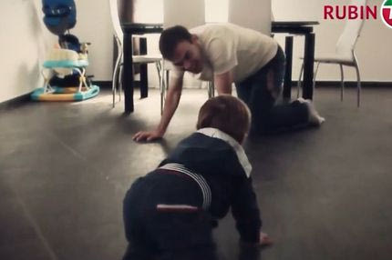 Ο Νάτχο μπουσουλάει με τον γιο του!