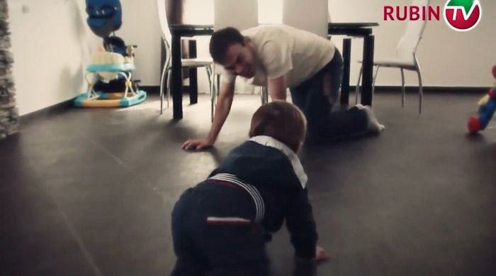 Ο Νάτχο μπουσουλάει με τον γιο του!